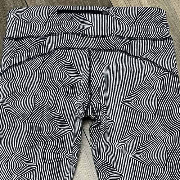 Nike Dri Fit Leggings Women Size M White Black Striped Swirls Yoga Pants - Picture 7 of 10